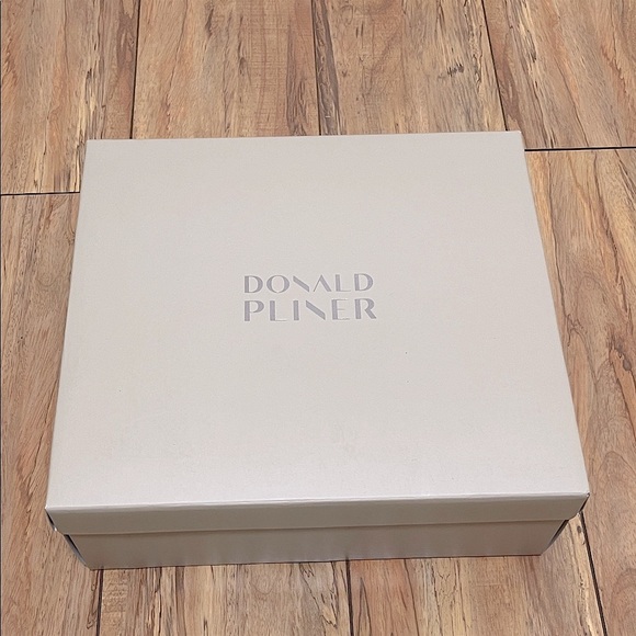 NIB DONALD PLINER Cindia Leather Bootie in Sand - Picture 7 of 9